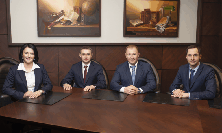 Від кримінальних авторитетів до фігурантів НАБУ: кого насправді захищають юристи АО «Авер Лекс», старшим партнером якого є адвокат Януковича Віталій Сердюк