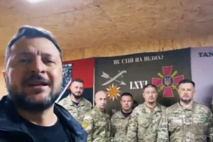 «Усі тут». Зеленський на фронті повторив легендарне відео перших днів вторгнення